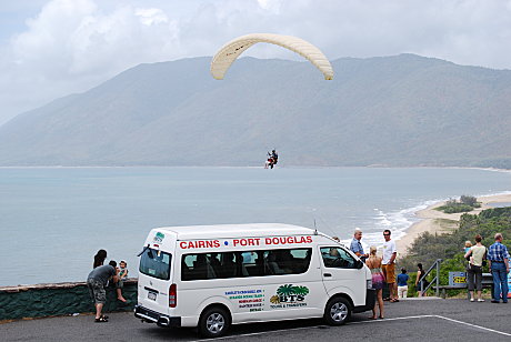 Hang gliding at Rex lookout on the coast betweenCairns and Port Douglas