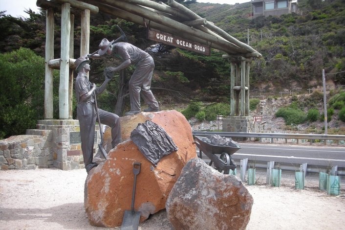 The Great Ocean Road Memorial Arch at Eastern View